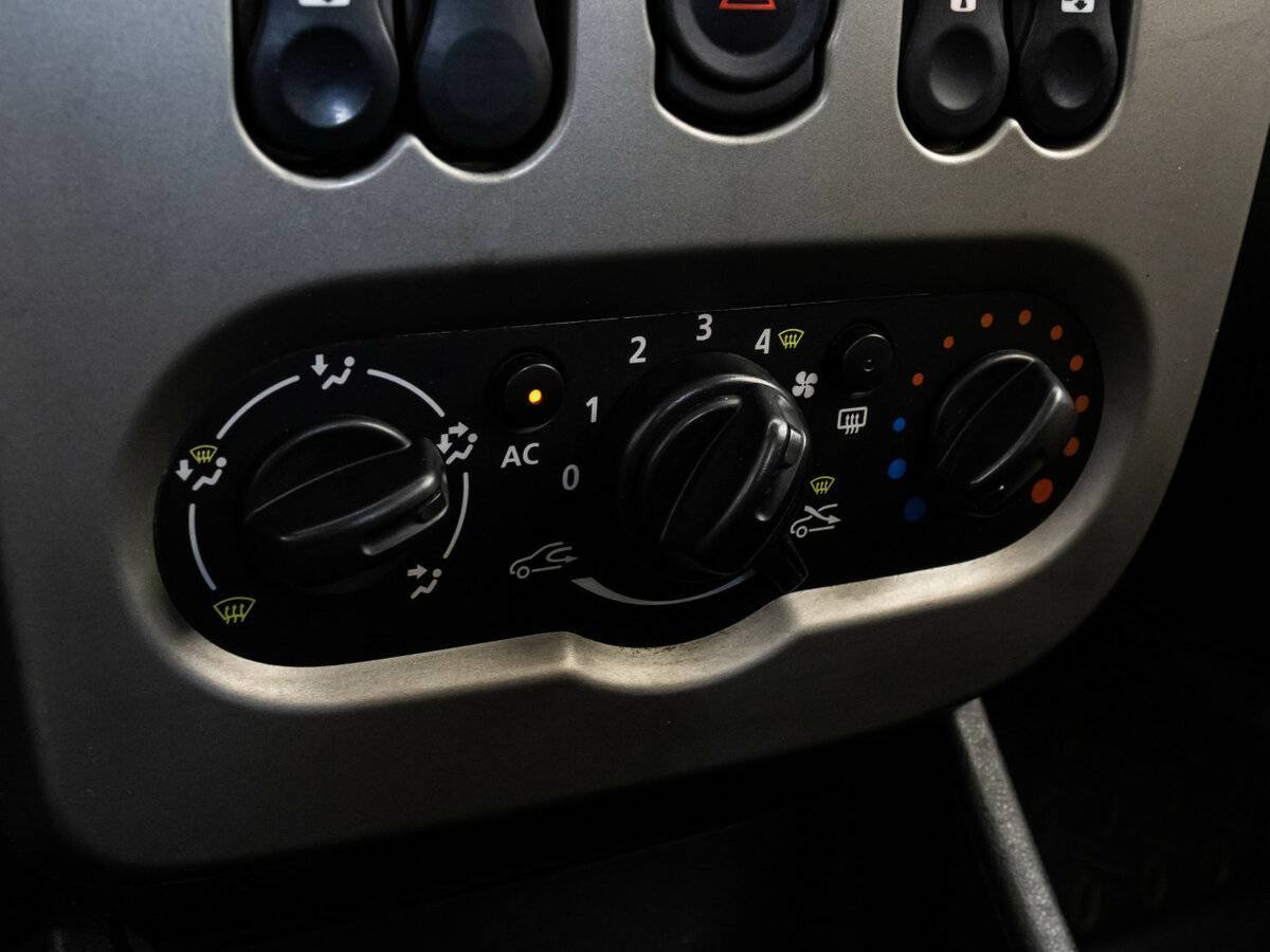 Б/У Рено Логан 2012 года. Фото: #8